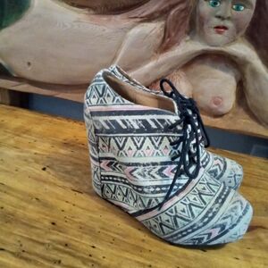 Shi By Journeys Size 9 Patterned Canvas Lace-up 5" Wedge Ankle Boots